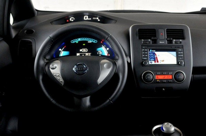 A Nagy Villanyautó-Teszt! Melyik jut legtovább? 11 | Vezess A Nissan egyszerű, tucatautós műszerfala, a korai '90-es éveket idéző grafikájú kijelzőkkel