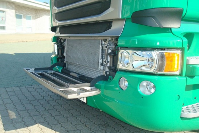 A lehajtható hűtőrács jó szolgálatot  tesz a szélvédő pucolásánál 