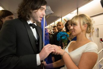 A metrón házasodott össze egy pár