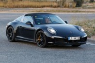 Felvarrják a Porsche 911 ráncait 12