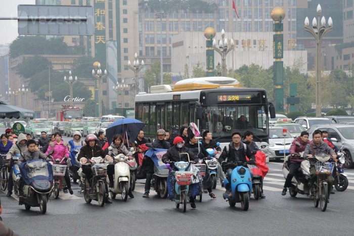 3 millió elektromos robogó fut az utakon, többségüket jogosítvány és sisak nélkül vezetik