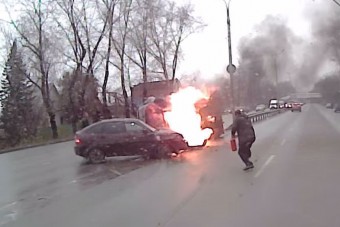 Nem tudták eloltani a lángoló teherautót