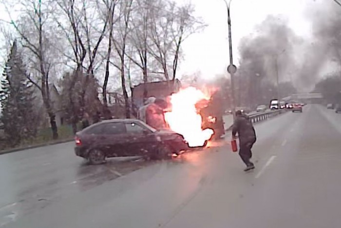 Nem tudták eloltani a lángoló teherautót