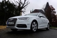 Kívülről alig akad különbség, leginkább a sűrűn rácsozott hűtőmaszkról ismerhető fel az Audi A3 e-tron