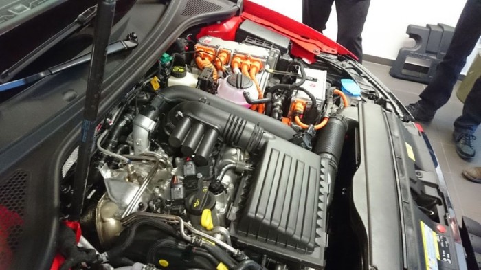 A motortérben feltűnnek a hibridektől megszokott narancssárga vezetékek. Az otthon barkácsolók ellen bolondbiztos rendszer véd, ha valaki megpiszkálja a vezetékeket, az akkumulátor azonnal kikerül az áramkörből. 