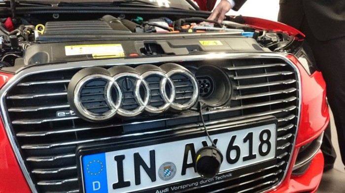 A márkához méltó megoldás az embléma mögé rejtett csatlakozópont. 