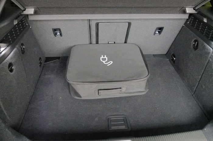 Hátrányként az akkupakk miatt szűkebb csomagtér említhető meg, 380 liter helyett 280 literes tér áll rendelkezésre.