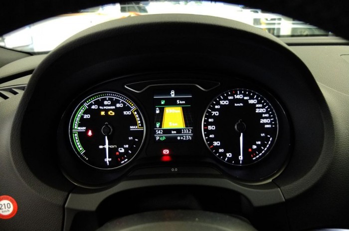 A próbakör után így festett a műszerfal. Jobb oldalon a teljesítménymérő, középen pedig a megtehető hatótáv, a vékony zöld sáv az elektromos, a sárga a benzines/hibrid üzemmóddal megtehető kilométerek számát mutatja. 