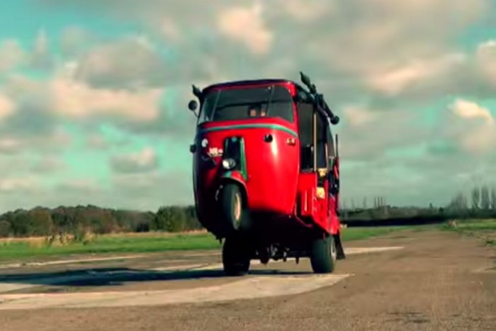 Menekülj, mert jön a géppuskás Tuk Tuk