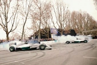 Hamilton és Rosberg szinkronban égették a gumit