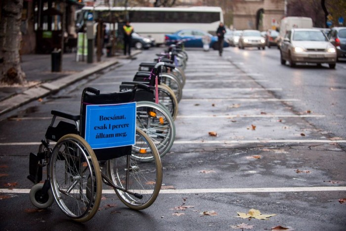 A nap képe – kerekesszékesek a tilosban parkolók ellen 4