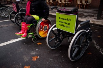 A nap képe - kerekesszékesek a tilosban parkolók ellen