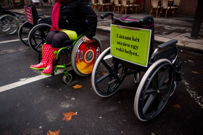 A nap képe – kerekesszékesek a tilosban parkolók ellen 3