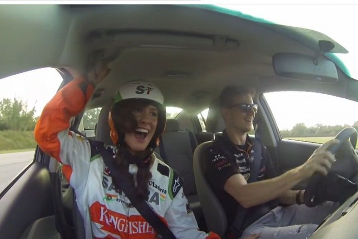 Az F1-es pilóták mellett minden nő sikít