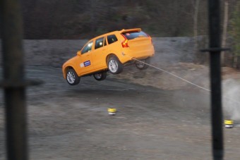 Az orrunk előtt löktek árokba egy új Volvót