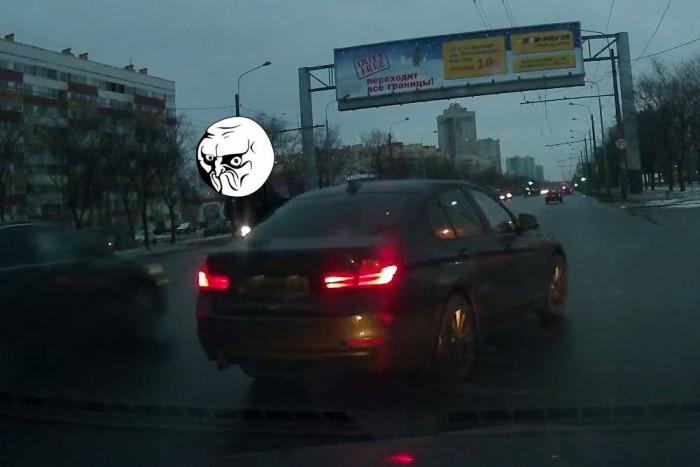 Bosszút forralt a BMW-s, de a kézit elfelejtette