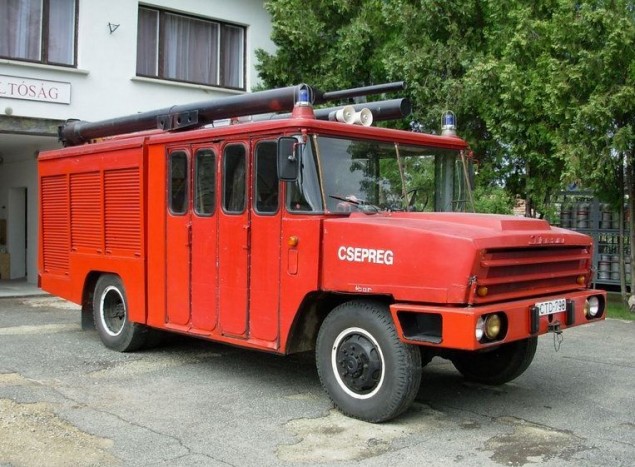 Szirénázva jön a kenyeres kocsi 4