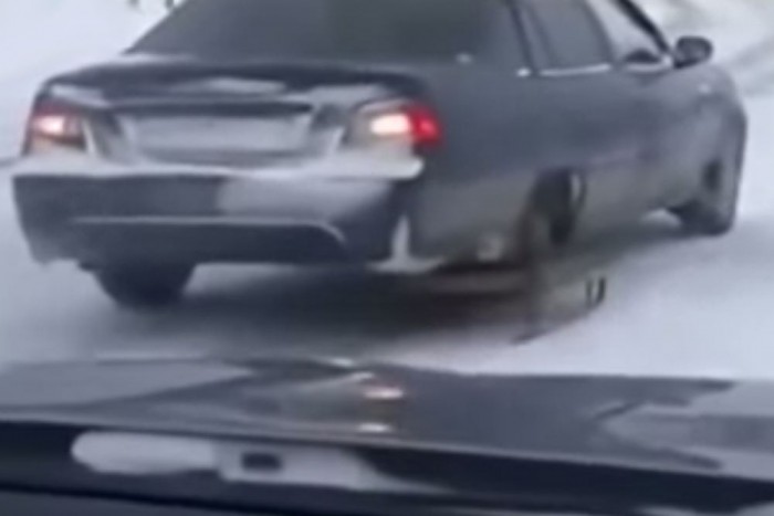 Lapos a pótkerék? Add csak a szánkót, fiam!