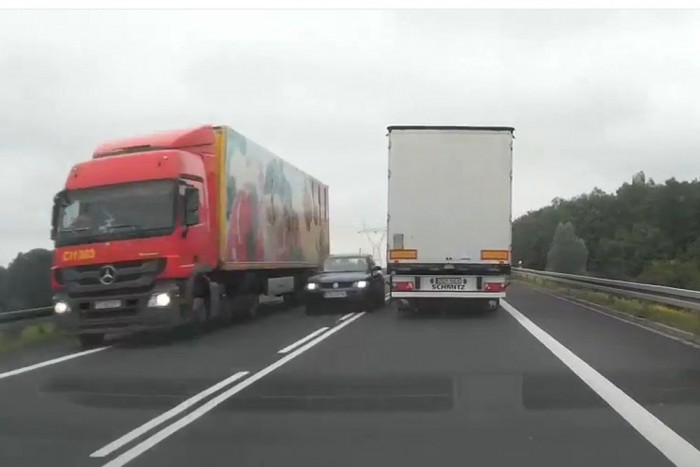 Két kamion között előzött a Passat őrült sofőrje