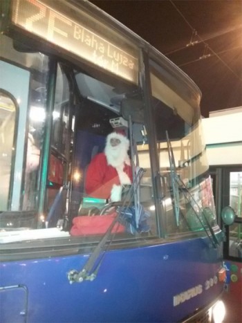 A nap képe – Mikulás vezette a piros 7-est 3