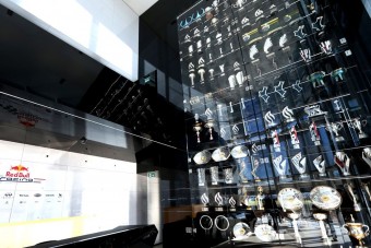 F1: Tóból halászták ki a Red Bull trófeáit