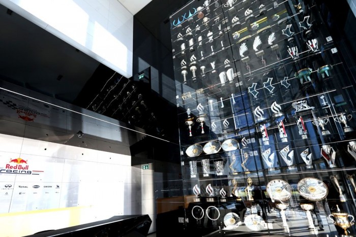 F1: Ellopták a Red Bull trófeáit 3 | Vezess F1: Ellopták a Red Bull trófeáit 3