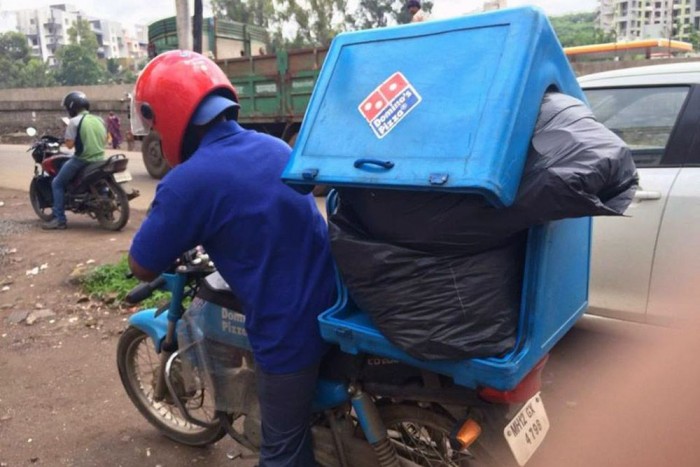 8. - A legaggályosabb. 

A pizzafutárok krémjét fotózta le NÉBIH keleti tanulmányúton lévő munkatársa. A szorgos figura üresjáratokban biztos bezsákolt, romlott marhabelet szállít a négysajtos pizza helyett.
