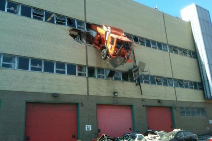 4. - A legbátrabb. 

John Waste 23 év után új körzetet kapott, de láthatóan nem tudott megszabadulni a hosszú évek alatt belé vésődött rutintól. Ezen a reggelen is vett egy éles jobbost a 129. kuka után. Nem kellett volna. 