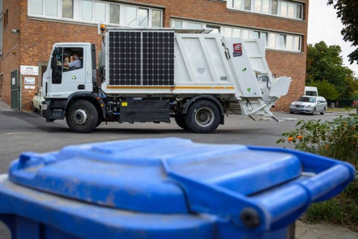 5. - A legrázósabb. 

De még a hibridnél is van menőbb, az elektromos kukásautó. A Debreceni Egyetem műszaki karán fejlesztették ki ezt a 130 kilométer hatótávolságú elektromos kukásautót. A járgány villanymotorja 75 lóerős, az akkumulátorok kapacitása 113 kWh. A 600 voltos főakkumulátor töltését a kocsi tetejére szerelt egyedi gyártású napelem segíti, míg a segédberendezések működését biztosító 24 voltos akkuk töltéséhez a kocsi két oldalán elhelyezett napelemek járulnak hozzá.