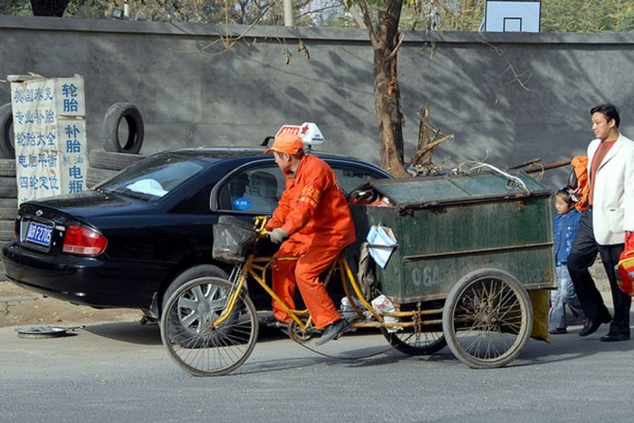 9. - A legolcsóbb. 

Valószínűleg kínai a pillanatkép, ahol a helyi köztisztasági vállalat derék dolgozója éppen egy köbméter háztartási szeméttel karikázik. Figyelmünket ne kerülje el a hasasra nyúlt lánc sem. 