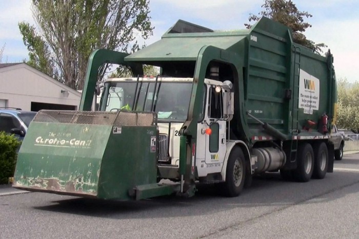 1. - A leghatékonyabb. 

Sok minden máshoz hasonlóan a szemétgyűjtést is Amerikában végzik a leghatékonyabban. Legalábbis a következő videót nézve nagyon úgy tűnik. A fertelmes járgány ragadozóként markolja meg a szemetesedényt, majd pillanatok alatt kirázza a belét és visszadobja a helyére. 