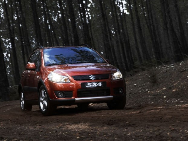 Mára lett elég olcsó a Suzuki SX4 8 Az i-AWD névre keresztelt rendszer egy elektronikus vezérlésű kuplunggal csinál összkerekes autót az elöl hajtó SX4-ből. A rendszert Auto állásba téve, az első kerekek kipörgésétől függően kapcsolódnak be a hajtásba a hátsó kerekek.
A harmadik lehetőség a 4x4 Lock, ami szorult helyzetből is könnyedén kirántja az autót, ilyenkor állandó 50:50 az erőeloszlás, ez a beállítás 60 km/óránál kikapcsol, a kocsi átvált Auto módba.