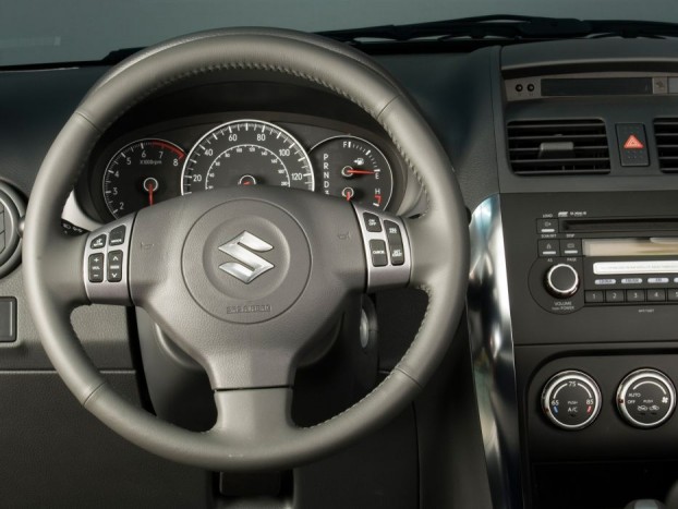 Mára lett elég olcsó a Suzuki SX4 9 Egyszerű kabin, szimpla anyagokból, így, aki újonnan rendelte meg a legdrágább 5,6 milliós verziót, az valószínűleg csalódott. Mi viszont nem fogunk, amikor olcsón, használtan megvesszük tőle.