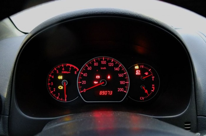 Mára lett elég olcsó a Suzuki SX4 9 | Vezess Egyszerű műszeregység, a ráncfelvarrás előtti (2010) években még vörös háttérvilágítással