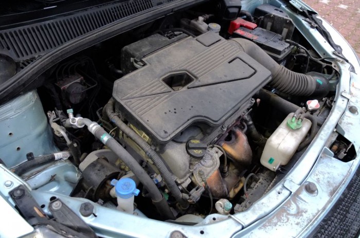 Mára lett elég olcsó a Suzuki SX4 7 Poros, száraz motortérben találjuk az 1,5 literes blokkot, ahogy az elvárható egy közel 90 000 kilométert futott motortól.