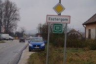 Esztergomba menet a 111-es út némi felüdülést hoz a 10-es után