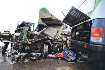 Súlyos baleset Mályinál, egy busz és kisteherautó ütközött