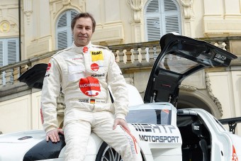 Halottaskocsit vezet az F1-pilóta