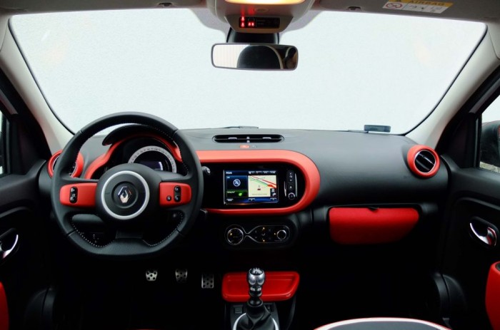 Az új Twingo turbóval az igazi 4 Ötletes, vidám hangulatú a játékos formákból építkező utaskabin, a belső dekoráció színei között magunk választhatunk.