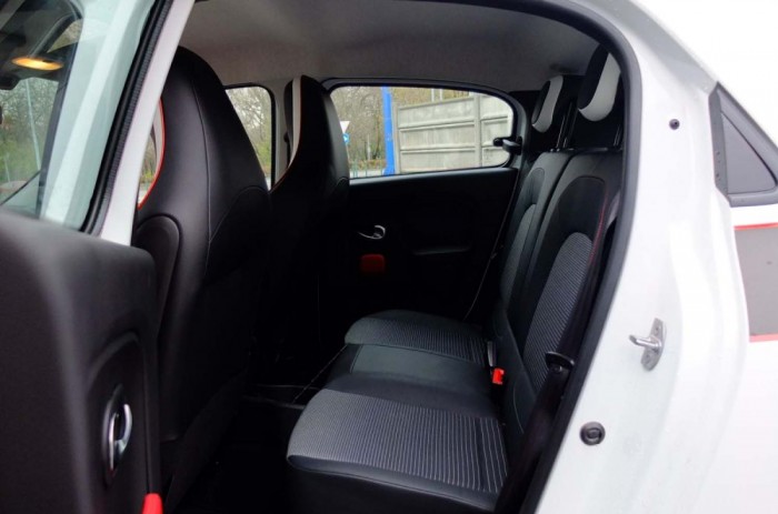 Az új Twingo turbóval az igazi 5 Átlagos a hátsó térkínálat, a Volkswagen Up! kényelmesebb a második sorban. Mindez a farmotor rovására írható fel