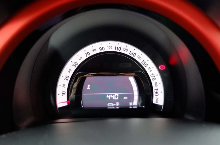 Az új Twingo turbóval az igazi 14 | Vezess Itt már kétszázig tart a skála, a szívómotornál csak 160-ig tart a számláló.