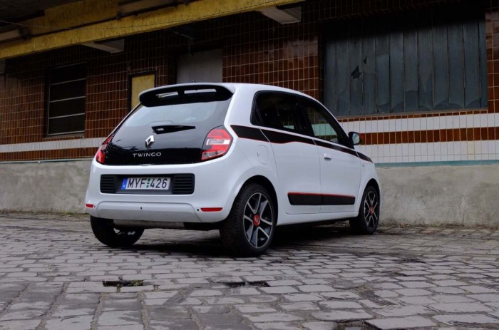 Az új Twingo turbóval az igazi 8 A farban morgó turbós 0,9 TCe már kellő dinamikával mozgatja a kocsit, 10,8 másodperc alatt gyorsul százra, és az autópálya tempótól sem száll inába a bátorság.