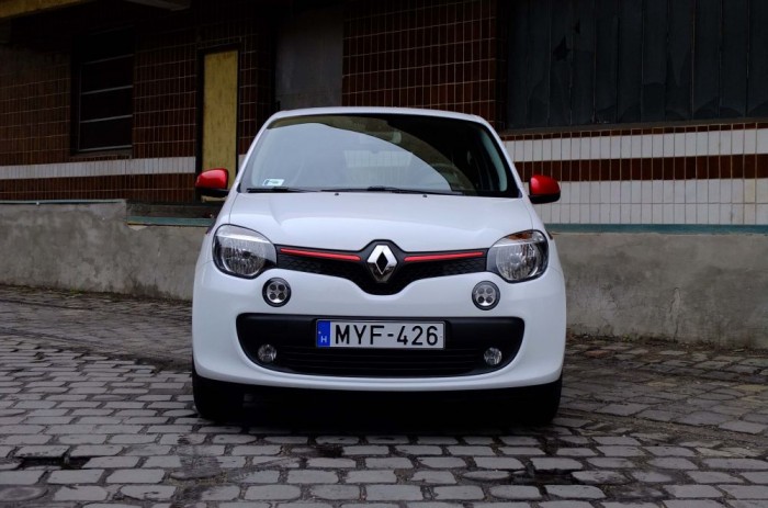 Az új Twingo turbóval az igazi 11 Szürke színt nem rendelhetünk, csak vidám, harsány árnyalatokban árulják az új Twingót. Na, jó, fekete azért van, mint ahogy a kép bizonyítja a fejérrel együtt.