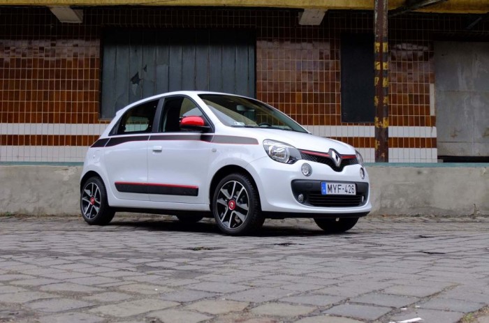 Az új Twingo turbóval az igazi 2 Elődjénél majdnem 10 centivel rövidebb, az első Twingónál 17-tel hosszabb a 3,6 méteres újdonság, de legnagyobb előnye nem hossza, hanem apró 8,6 méteres fordulóköre.