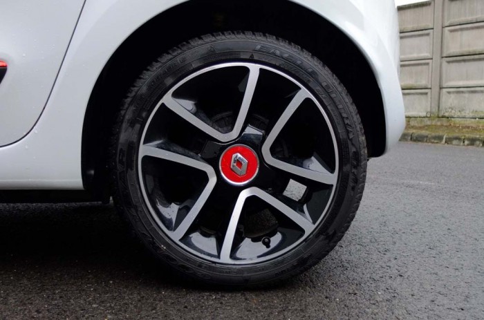 Az új Twingo turbóval az igazi 9 A Sport csomag részét képezik az egyedi 16 colos kerekek. Méretes abroncsok kellenek rá, ami egy ilyen árérzékeny kategóriában cserélni komoly kiadást jelent.