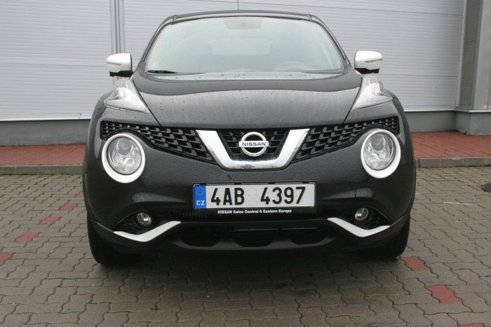 Cirkuszban járt mostanában? 9 | Vezess A japán-francia-angol társulat előadásában ciceregve kanyarog egy fehér pöttyös fekete béka.