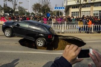 Így jár az, aki alatt beszakad az út