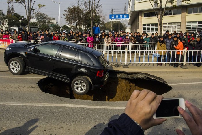 Így jár az, aki alatt beszakad az út 3