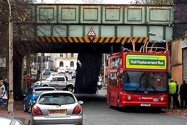 Letépte a felüljáró a busz tetejét 4