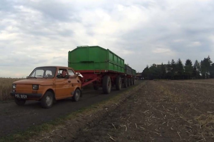 Igen, jól látod, ez egy Kispolák, ami három utánfutót húz